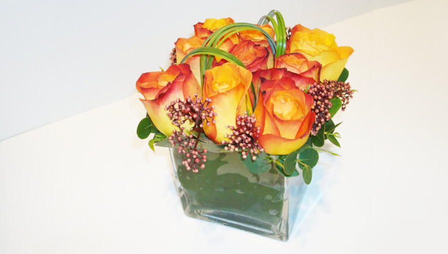 Γυάλινος κύβος με τριαντάφυλλα σε διάφορα χρώματα